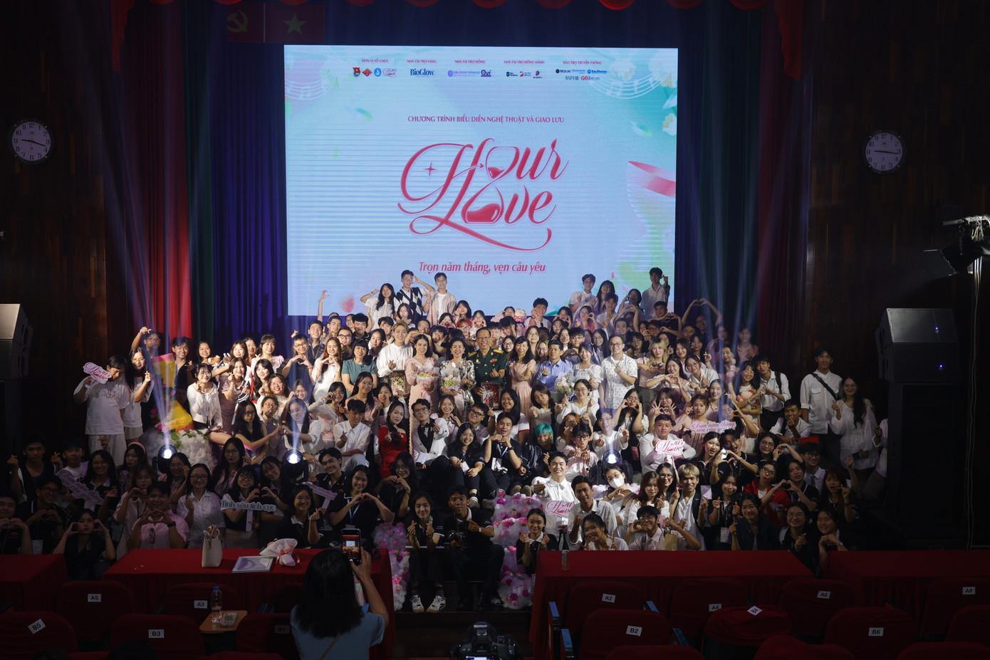 Chương trình biểu diễn nghệ thuật và giao lưu ‘Hour love’ do nhóm sinh viên khóa 2022, ngành Truyền thông đa phương tiện, khoa Báo chí và Truyền thông tổ chức nhằm phục vụ cho môn học Tổ chức sự kiện. (Ảnh: Anh Kiệt) Chương trình biểu diễn nghệ thuật và giao lưu ‘Hour love’ do nhóm sinh viên khóa 2022, ngành Truyền thông đa phương tiện, khoa Báo chí và Truyền thông tổ chức nhằm phục vụ cho môn học Tổ chức sự kiện. (Ảnh: Anh Kiệt)