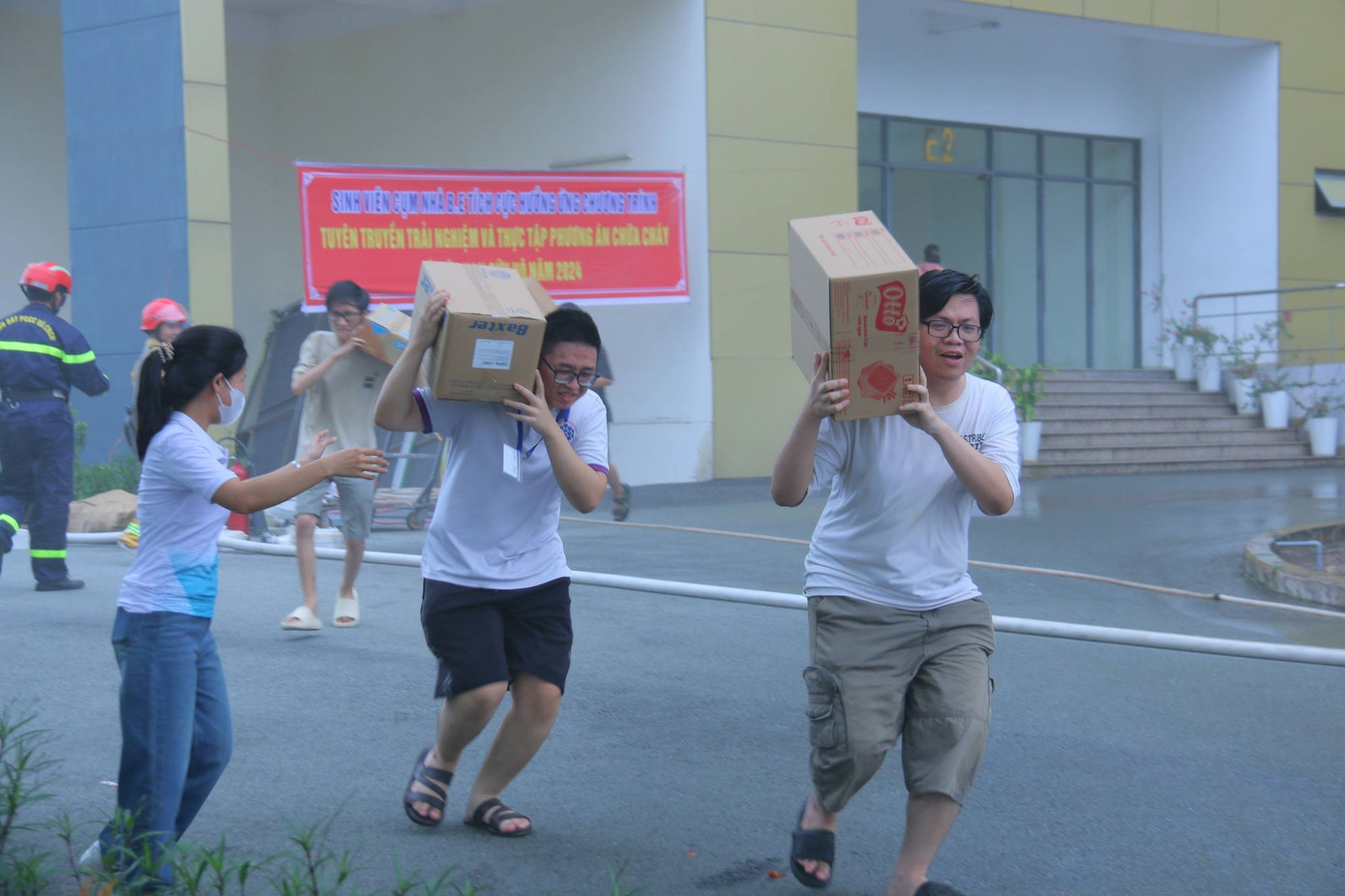 Sinh viên diễn tập khi có cháy nổ xảy ra.