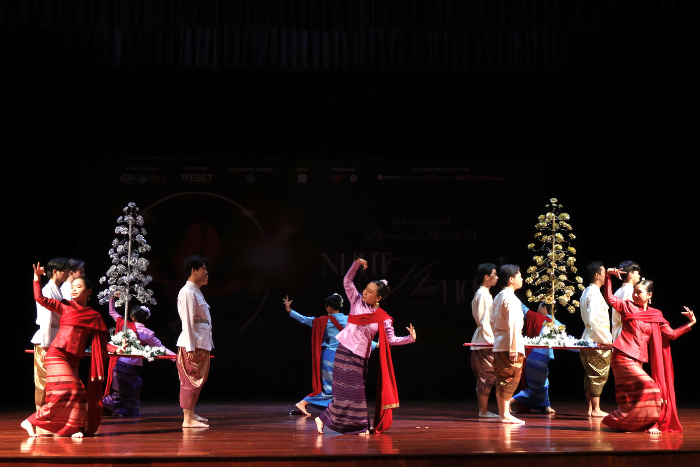 Tiết mục Buppha Pannakar do sinh viên ngành Thái Lan học biểu diễn, thể hiện đặc trưng văn hóa phong kiến Thái Lan qua hệ thống Mandala.