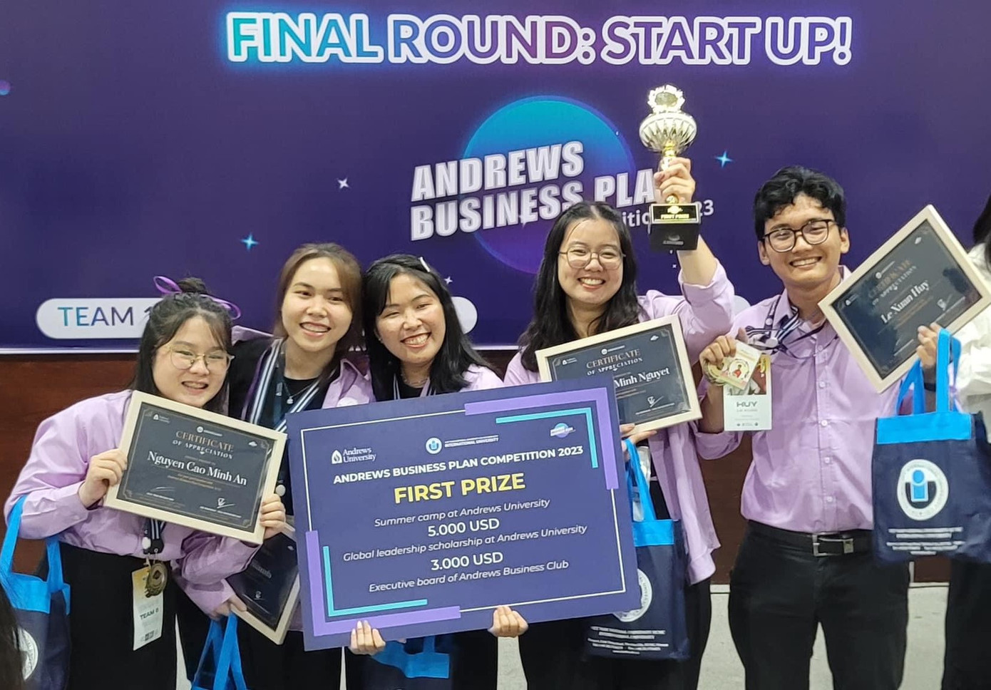 Nhóm sinh viên ĐHQG TP. HCM đã vỡ òa khi đoạt giải Nhất cuộc thi 'Andrews Business Plan Competition 2023'. (Ảnh: NVCC) Nhóm sinh viên ĐHQG TP. HCM đã vỡ òa khi đoạt giải Nhất cuộc thi 'Andrews Business Plan Competition 2023'. (Ảnh: NVCC)