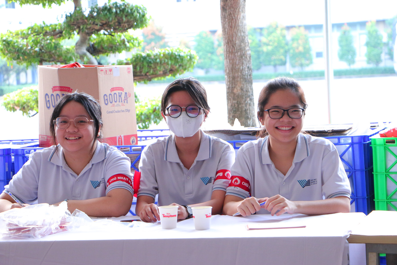 Các bạn sinh viên có mặt từ sớm để hỗ trợ Ngày hội 'Chủ nhật Đỏ' lần thứ XVI. Các bạn sinh viên có mặt từ sớm để hỗ trợ Ngày hội 'Chủ nhật Đỏ' lần thứ XVI.