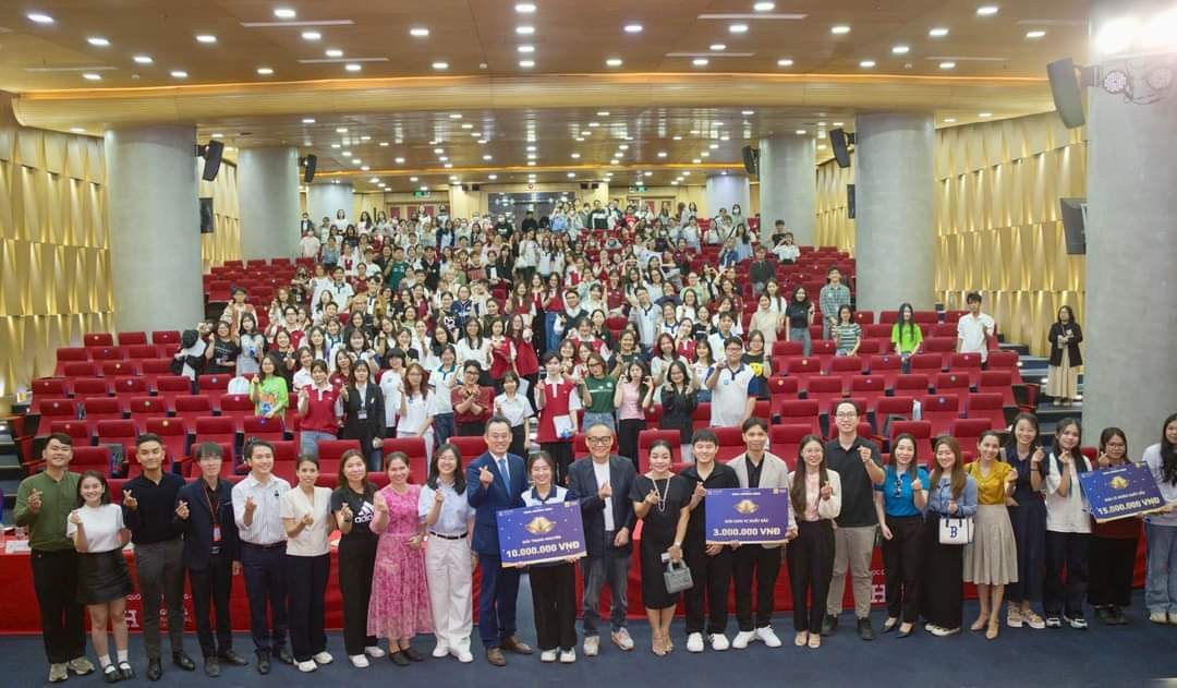 Các thí sinh cùng nhận giải tại cuộc thi 'Rung chuông vàng Jeollanam-do 2024'. Các thí sinh cùng nhận giải tại cuộc thi 'Rung chuông vàng Jeollanam-do 2024'.