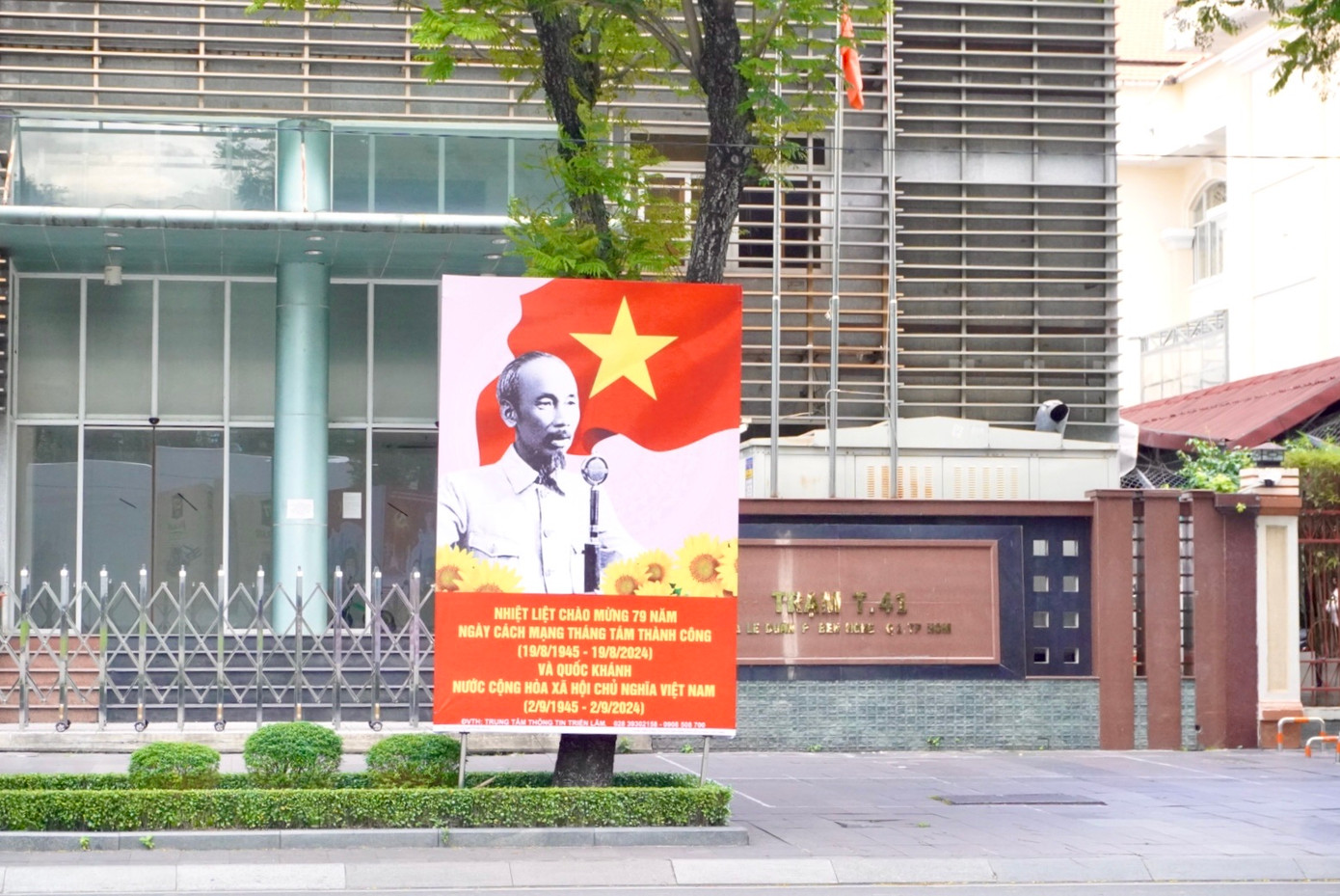 Hình ảnh Chủ tịch Hồ Chí Minh nổi bật trên con đường Lê Duẩn (Q. 1).