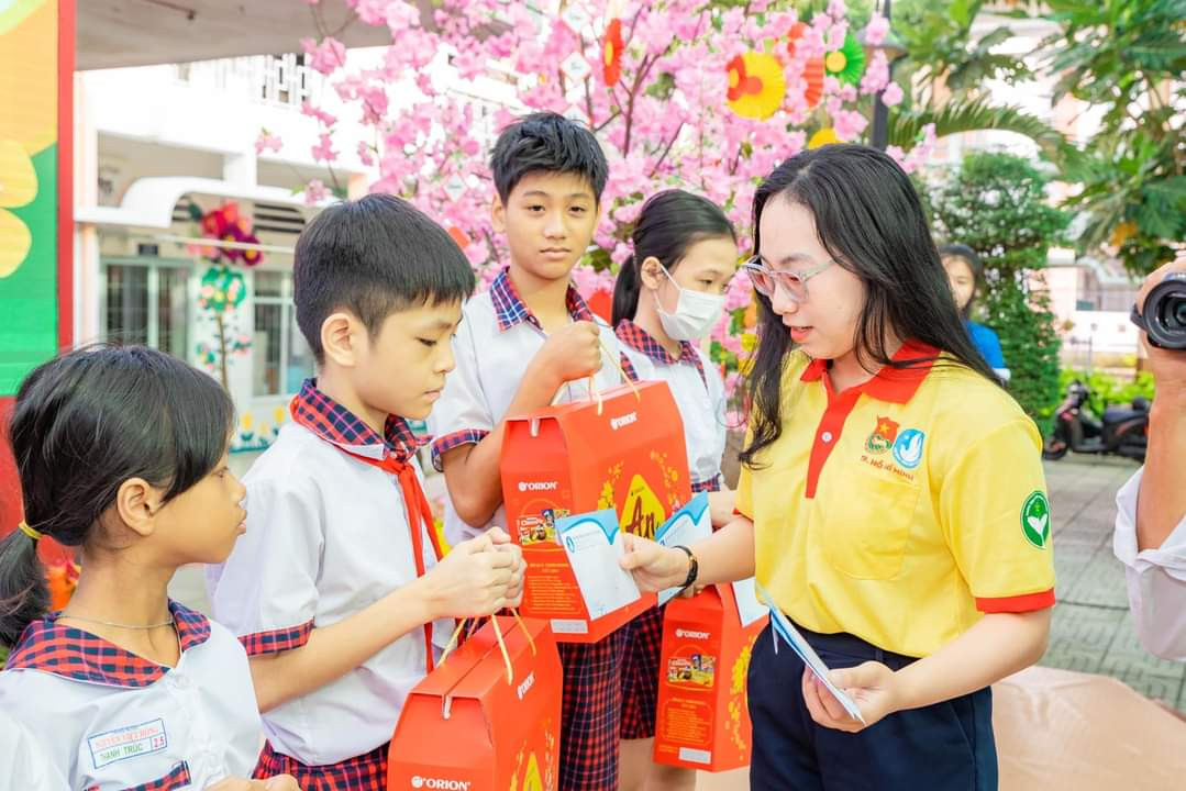 Chương trình trao tặng các phần quà Tết cho thiếu nhi và người dân khó khăn trên địa bàn huyện Nhà Bè (TP. HCM). (Ảnh: TLTĐ) Chương trình trao tặng các phần quà Tết cho thiếu nhi và người dân khó khăn trên địa bàn huyện Nhà Bè (TP. HCM). (Ảnh: TLTĐ)