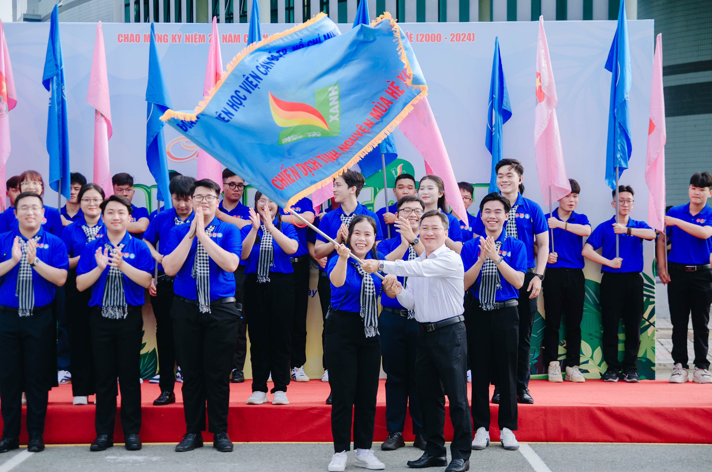 Mai Hải Yến luôn đi đầu trong các phong trào sinh viên của Học viện Cán bộ TP. HCM. Mai Hải Yến luôn đi đầu trong các phong trào sinh viên của Học viện Cán bộ TP. HCM.