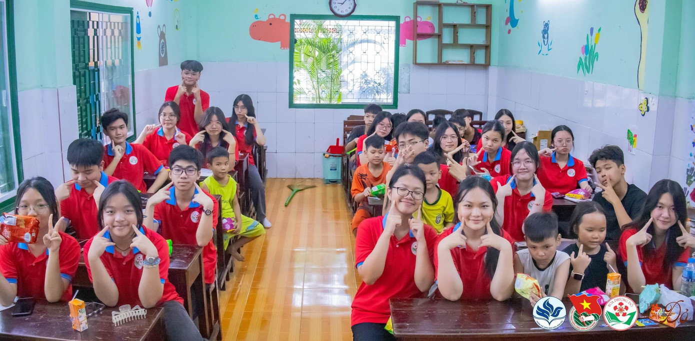 Các bạn tổ chức hoạt động tại mái ấm Tân Bình. Các bạn tổ chức hoạt động tại mái ấm Tân Bình.