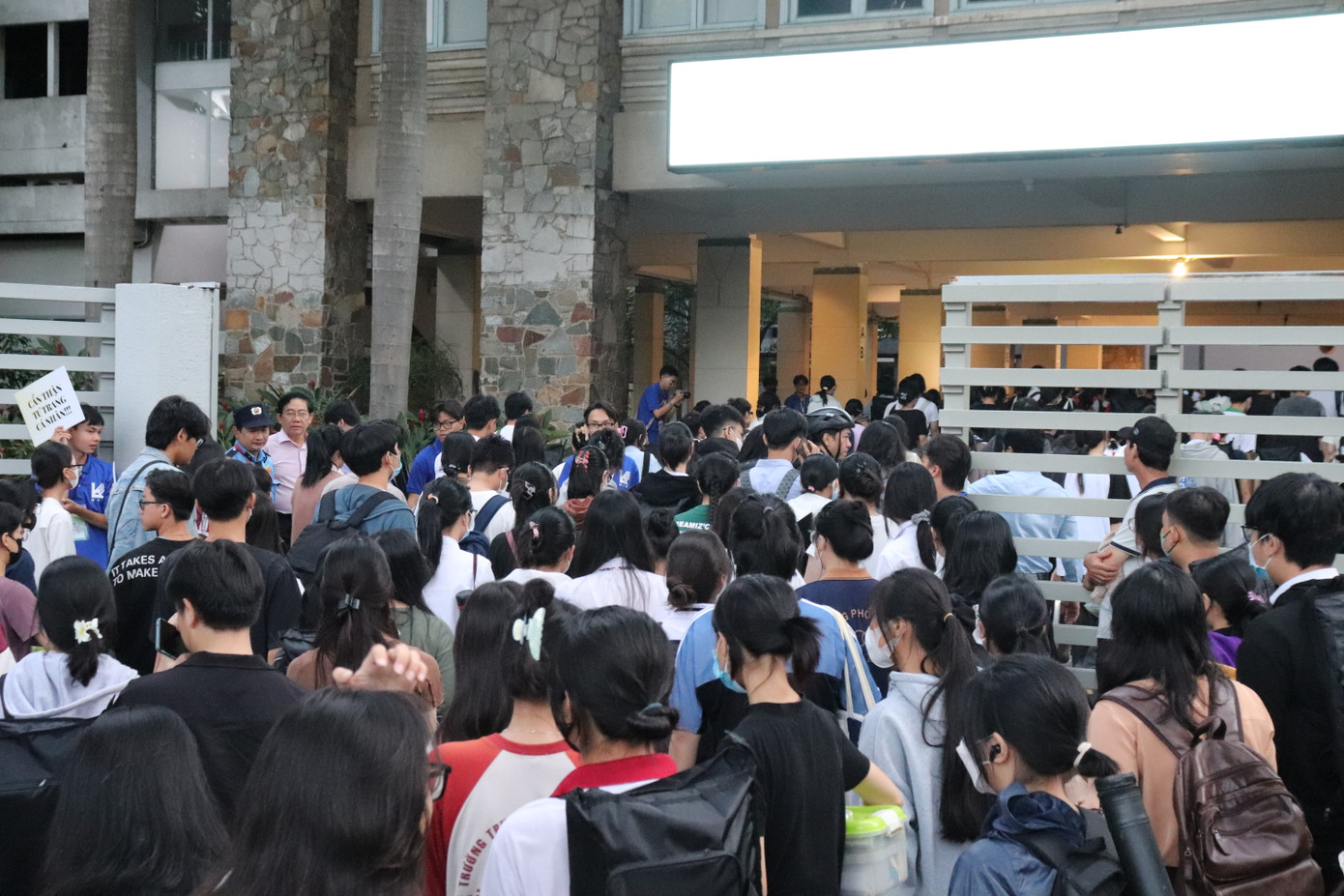 5h45 các thí sinh bắt đầu vào trường thi. 5h45 các thí sinh bắt đầu vào trường thi.