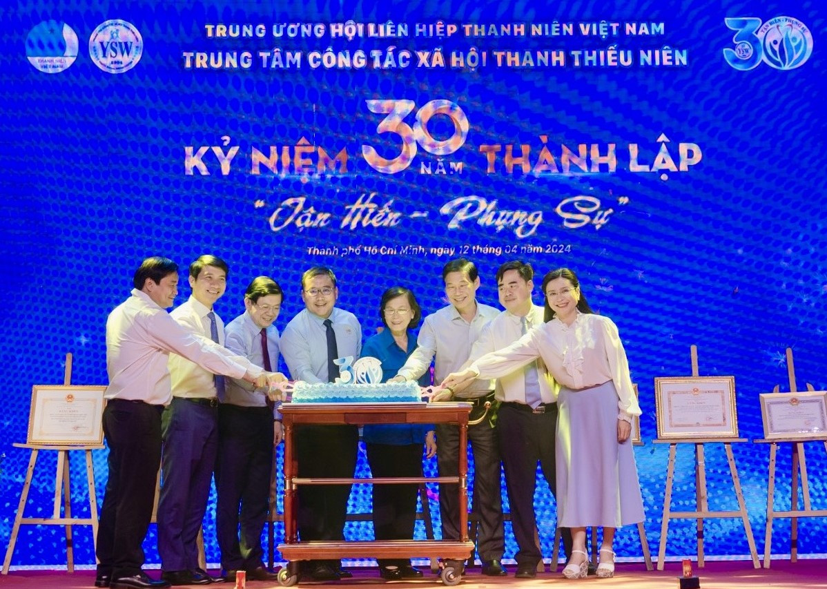 Nghi thức cắt bánh mừng sinh nhật 30 năm thành lập Trung tâm CTXH thanh thiếu niên. Nghi thức cắt bánh mừng sinh nhật 30 năm thành lập Trung tâm CTXH thanh thiếu niên.