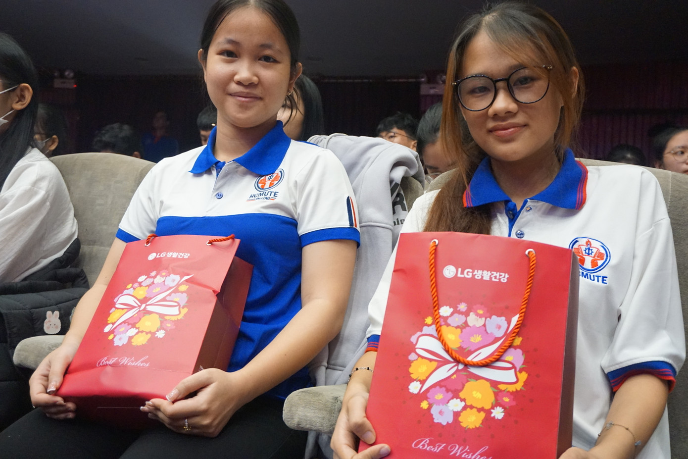 Niềm vui của các bạn sinh viên khi nhận được quà từ chương trình.