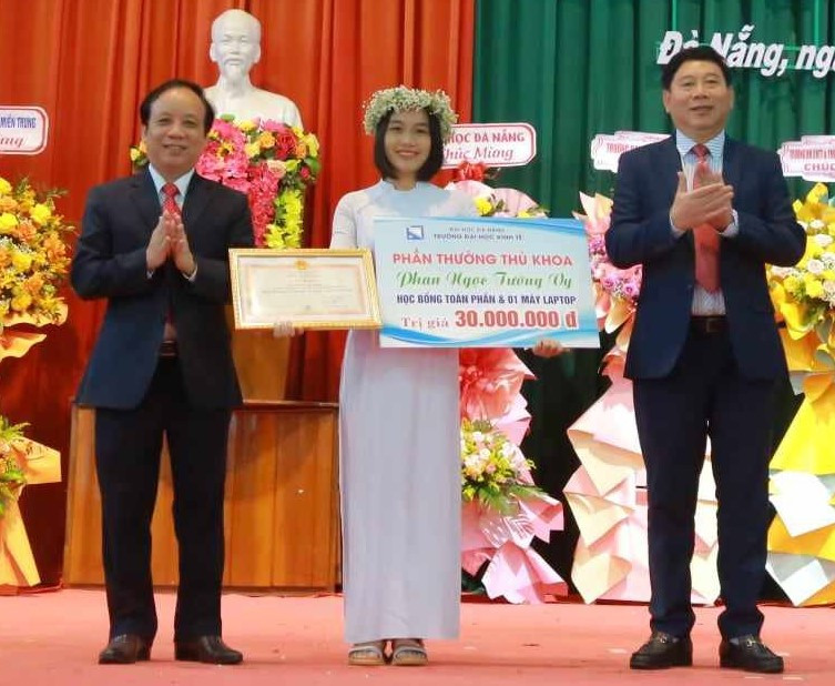 Tường Vy nhận phần thưởng thủ khoa từ trường ĐH Kinh tế (ĐH Đà Nẵng). (Ảnh: NVCC) Tường Vy nhận phần thưởng thủ khoa từ trường ĐH Kinh tế (ĐH Đà Nẵng). (Ảnh: NVCC)