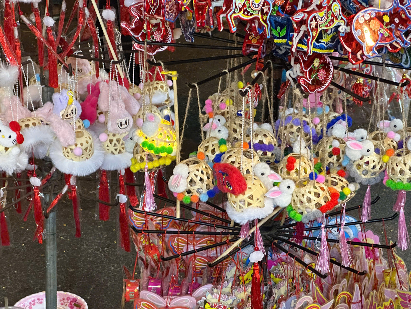 Lồng đèn được đan bằng tre, trang trí thêm những chú gấu bông đang "hot" với bạn trẻ mùa Trung Thu năm nay. Lồng đèn được đan bằng tre, trang trí thêm những chú gấu bông đang "hot" với bạn trẻ mùa Trung Thu năm nay.