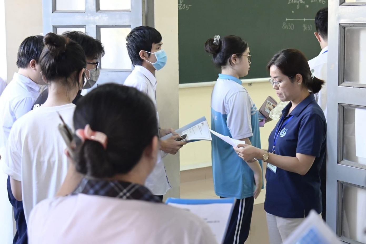 Thí sinh làm thủ tục Kỳ thi Đánh giá năng lực đợt 1 năm 2024 do ĐHQG TP. HCM tổ chức.