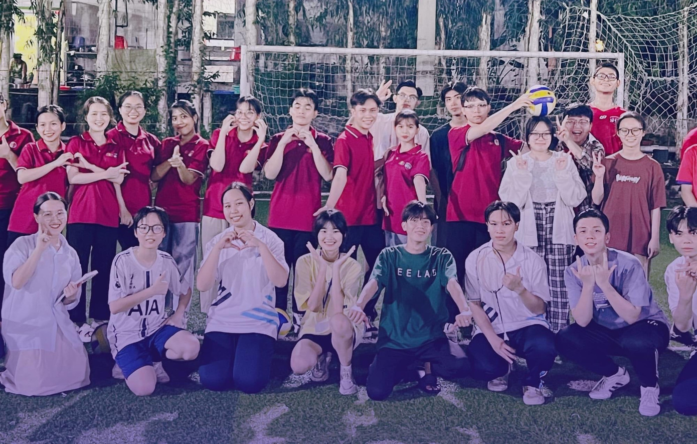 Phương Thảo (hàng trên, thứ tư từ trái qua) cùng các thành viên trong câu lạc bộ thể thao SFOS. Phương Thảo (hàng trên, thứ tư từ trái qua) cùng các thành viên trong câu lạc bộ thể thao SFOS.