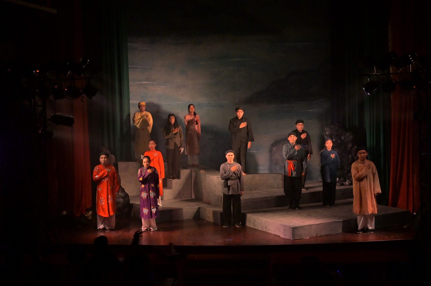 Vở diễn với sự góp mặt của nhiều diễn viên không chuyên là sinh viên. Vở diễn với sự góp mặt của nhiều diễn viên không chuyên là sinh viên.