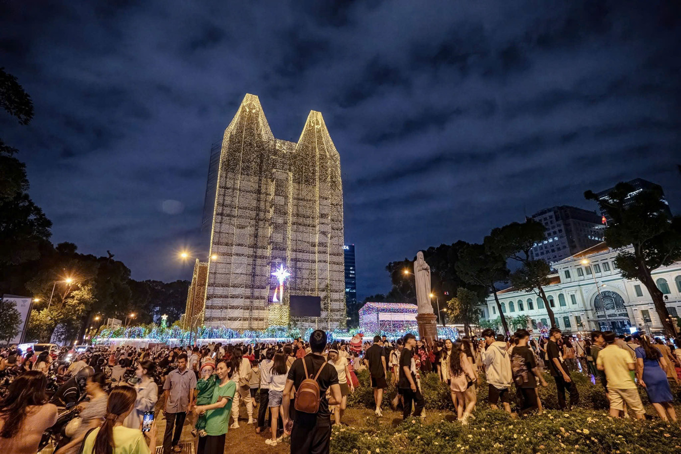 Đêm ngày 24/12, nhiều bạn trẻ xuống phố tận hưởng không khí Giáng sinh.