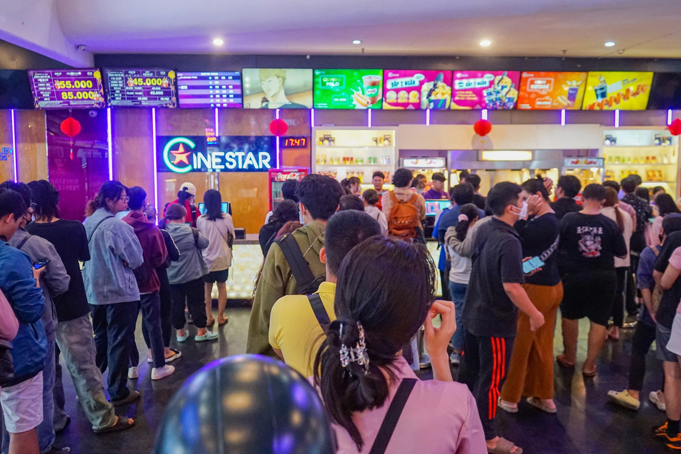 Ghi nhận của Sinh Viên Việt Nam tại cụm rạp Cinestar Quốc Thanh (Q. 5, TP. HCM), vào lúc 17h chiều 22/2, có rất đông khán giả trẻ đến hỏi mua vé xem phim Đào, phở và piano.