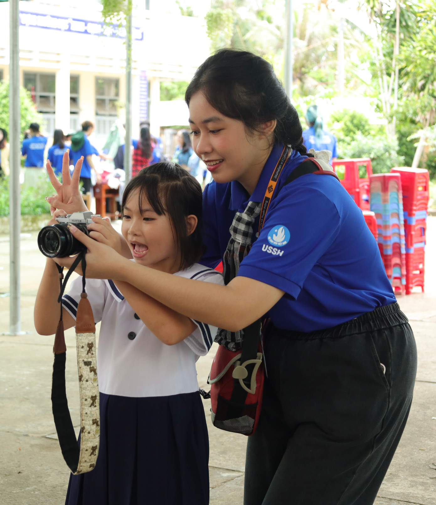 Với tinh thần “xung kích tuyên truyền”, các chiến sĩ luôn đi đầu trong việc hướng dẫn và đem đến cho các em thiếu nhi những kỹ năng “báo chí và truyền thông” cơ bản.