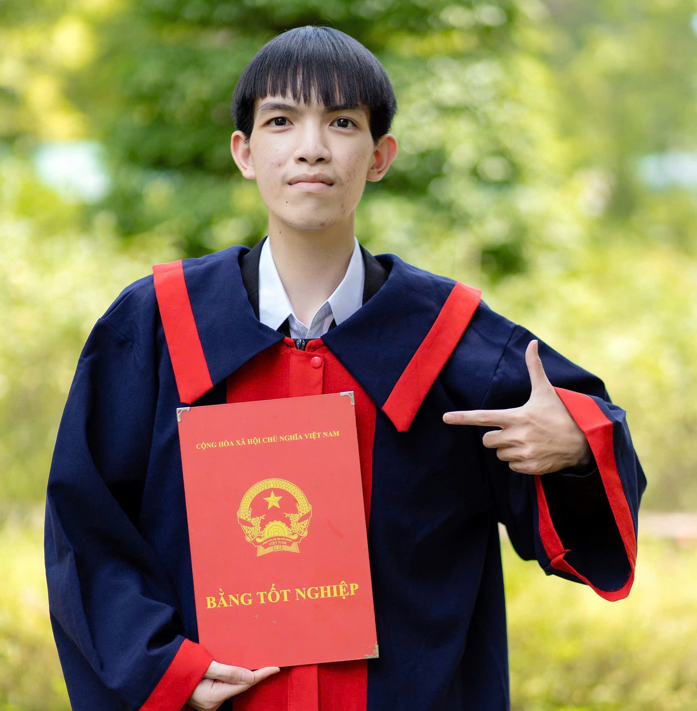 Vũ Nguyễn Anh Dũng nhận bằng tốt nghiệp THPT. Vũ Nguyễn Anh Dũng nhận bằng tốt nghiệp THPT.