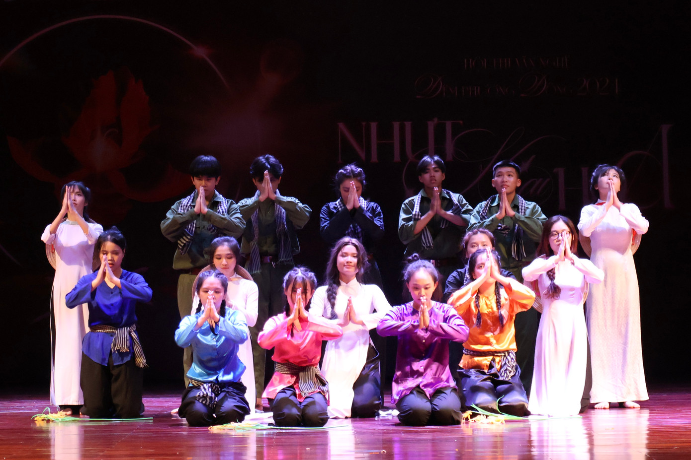 Màn tái hiện lịch sử Việt Nam qua hai thời kì kháng chiến chống Pháp và chống Mỹ đến từ sinh viên chuyên ngành Indonesia học.