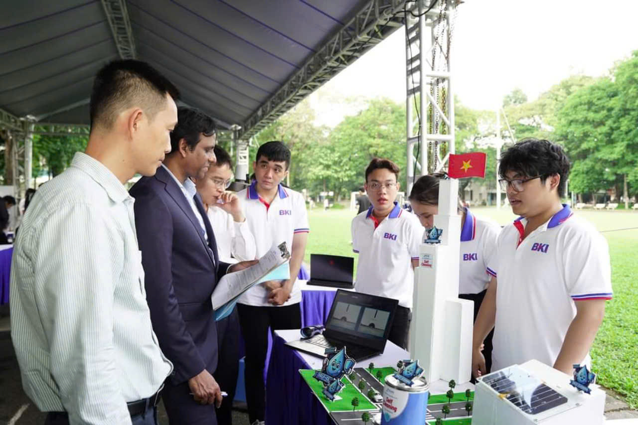 Các đội sinh viên dự thi tại cuộc thi. Các đội sinh viên dự thi tại cuộc thi.