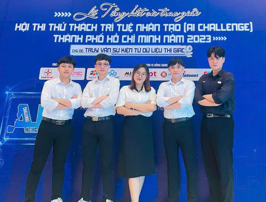 Trần Siêu (thứ hai, từ phải qua) cùng đồng đội tại cuộc thi 'Thử thách Trí tuệ nhân tạo của TP. HCM, năm 2023'. Trần Siêu (thứ hai, từ phải qua) cùng đồng đội tại cuộc thi 'Thử thách Trí tuệ nhân tạo của TP. HCM, năm 2023'.