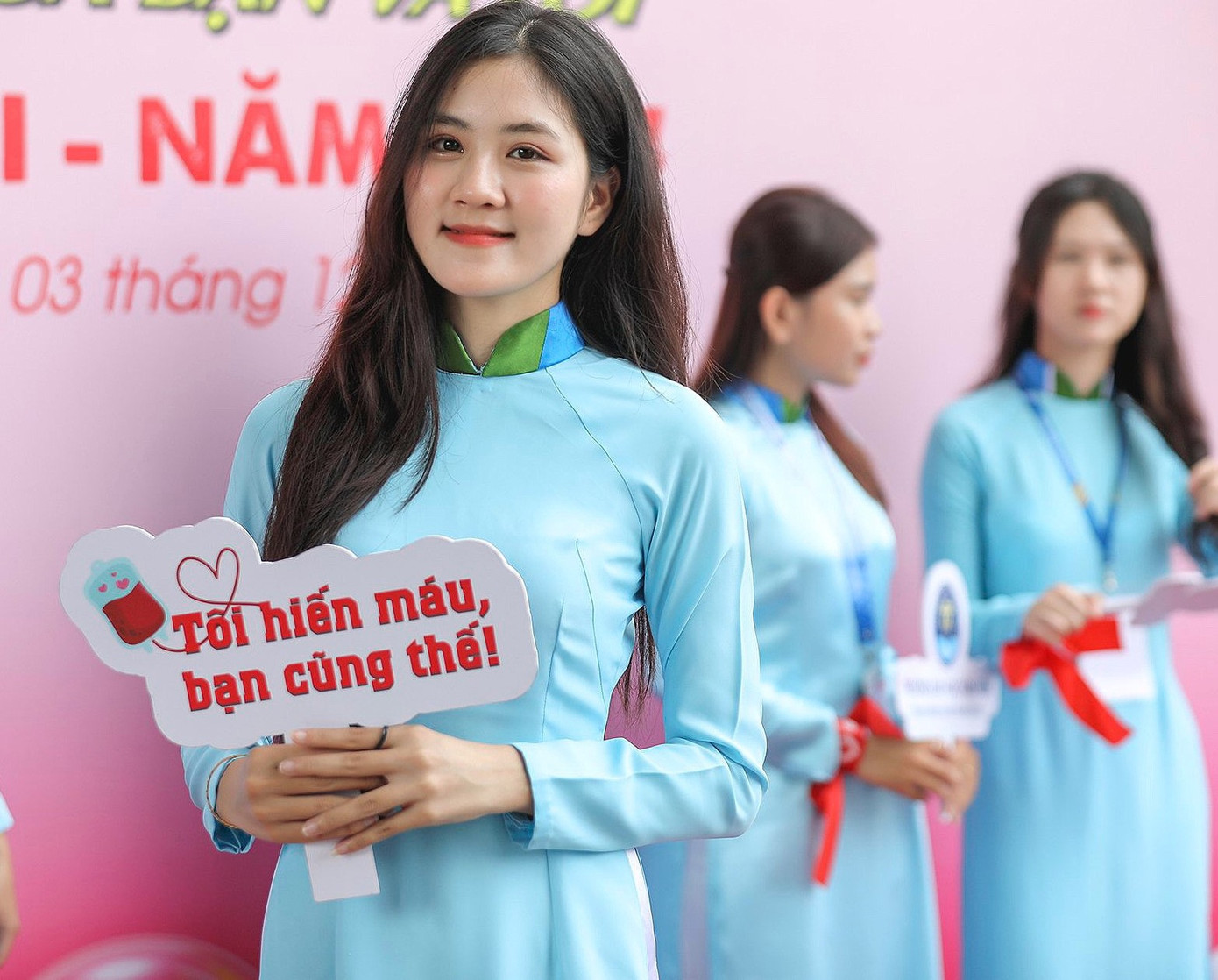 Nguyễn Thị Kiều Trang trong một lần làm lễ tân tại sự kiện hiến máu "Chủ nhật Đỏ" do báo Tiền Phong phối hợp tổ chức tại trường ĐH Văn Hiến. Nguyễn Thị Kiều Trang trong một lần làm lễ tân tại sự kiện hiến máu "Chủ nhật Đỏ" do báo Tiền Phong phối hợp tổ chức tại trường ĐH Văn Hiến.