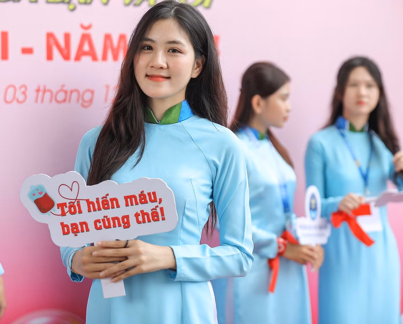 Nguyễn Thị Kiều Trang trong một lần làm lễ tân tại sự kiện hiến máu "Chủ nhật Đỏ" do báo Tiền Phong phối hợp tổ chức tại trường ĐH Văn Hiến.