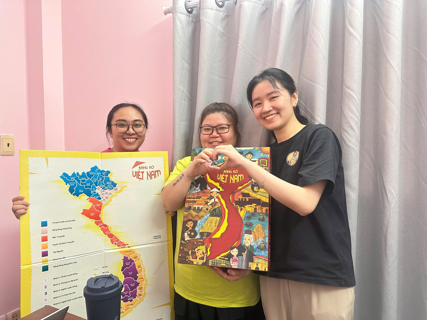 Các bạn trẻ hứng thú với 'Rạng rỡ Việt Nam'.