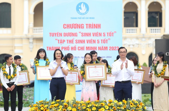 Anh Nguyễn Đức Nguyên - Phó Trưởng ban Thanh niên Trường học T.Ư Đoàn cùng chị Trần Thu Hà - Chủ tịch Hội TP. HCM trao Bằng khen của UBND TP. HCM cho các bạn sinh viên đạt Danh hiệu 'Sinh viên 5 tốt' nhiều năm liền. (Ảnh: Ngô Tùng) Anh Nguyễn Đức Nguyên - Phó Trưởng ban Thanh niên Trường học T.Ư Đoàn cùng chị Trần Thu Hà - Chủ tịch Hội TP. HCM trao Bằng khen của UBND TP. HCM cho các bạn sinh viên đạt Danh hiệu 'Sinh viên 5 tốt' nhiều năm liền. (Ảnh: Ngô Tùng)
