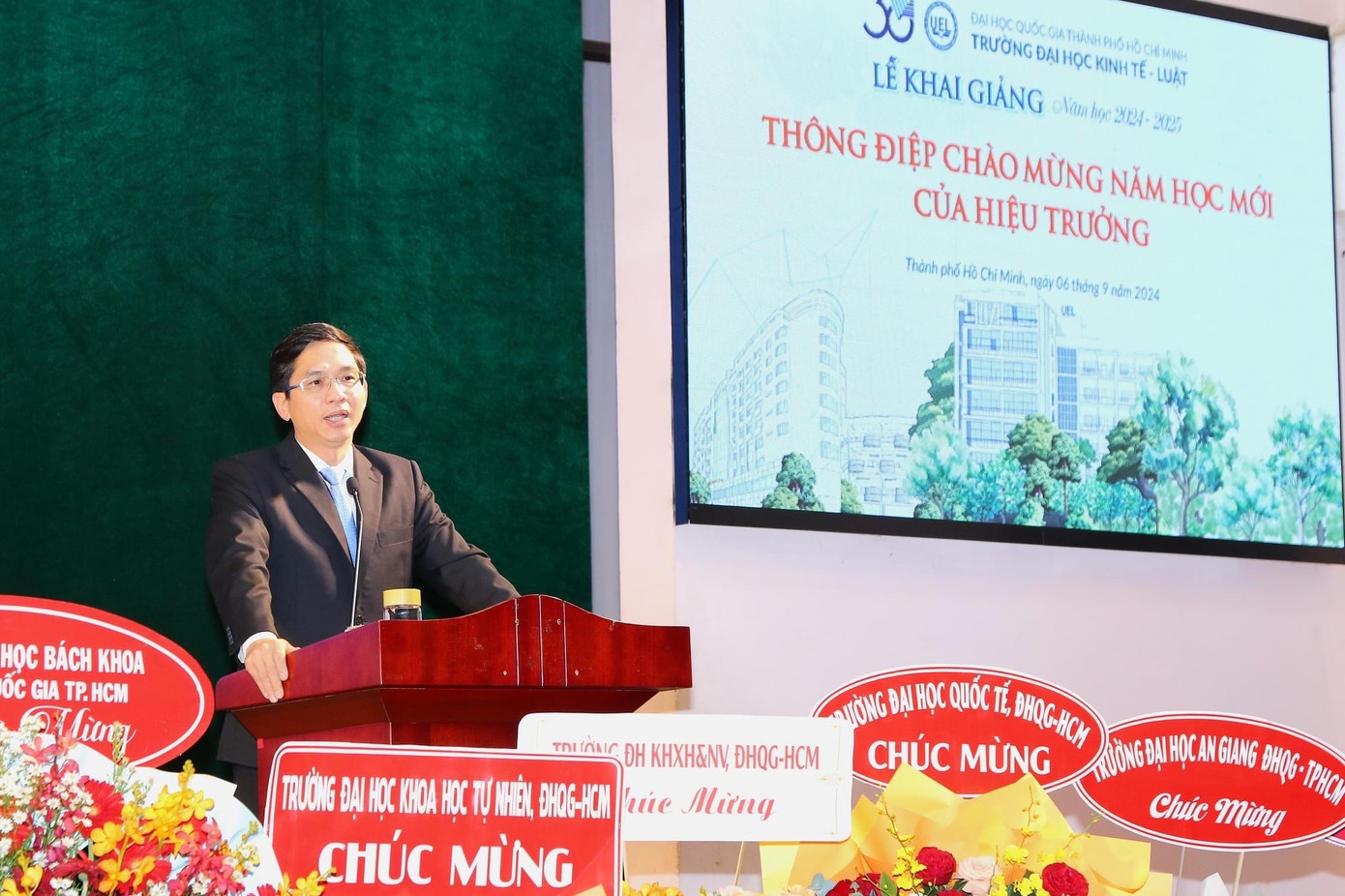 PGS. TS Hoàng Công Gia Khánh phát biểu trong Lễ khai giảng. PGS. TS Hoàng Công Gia Khánh phát biểu trong Lễ khai giảng.