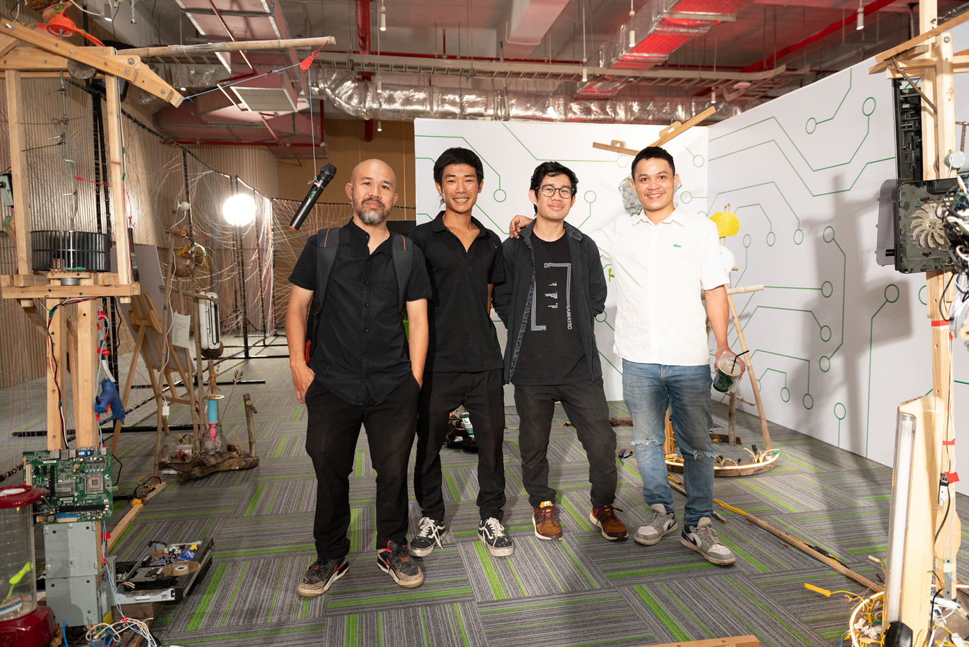 Nghệ sĩ Đỗ Hà Hoài (thứ hai, từ trái qua) cùng "Khu vườn tái sinh" tạo ra từ rác thải điện tử.