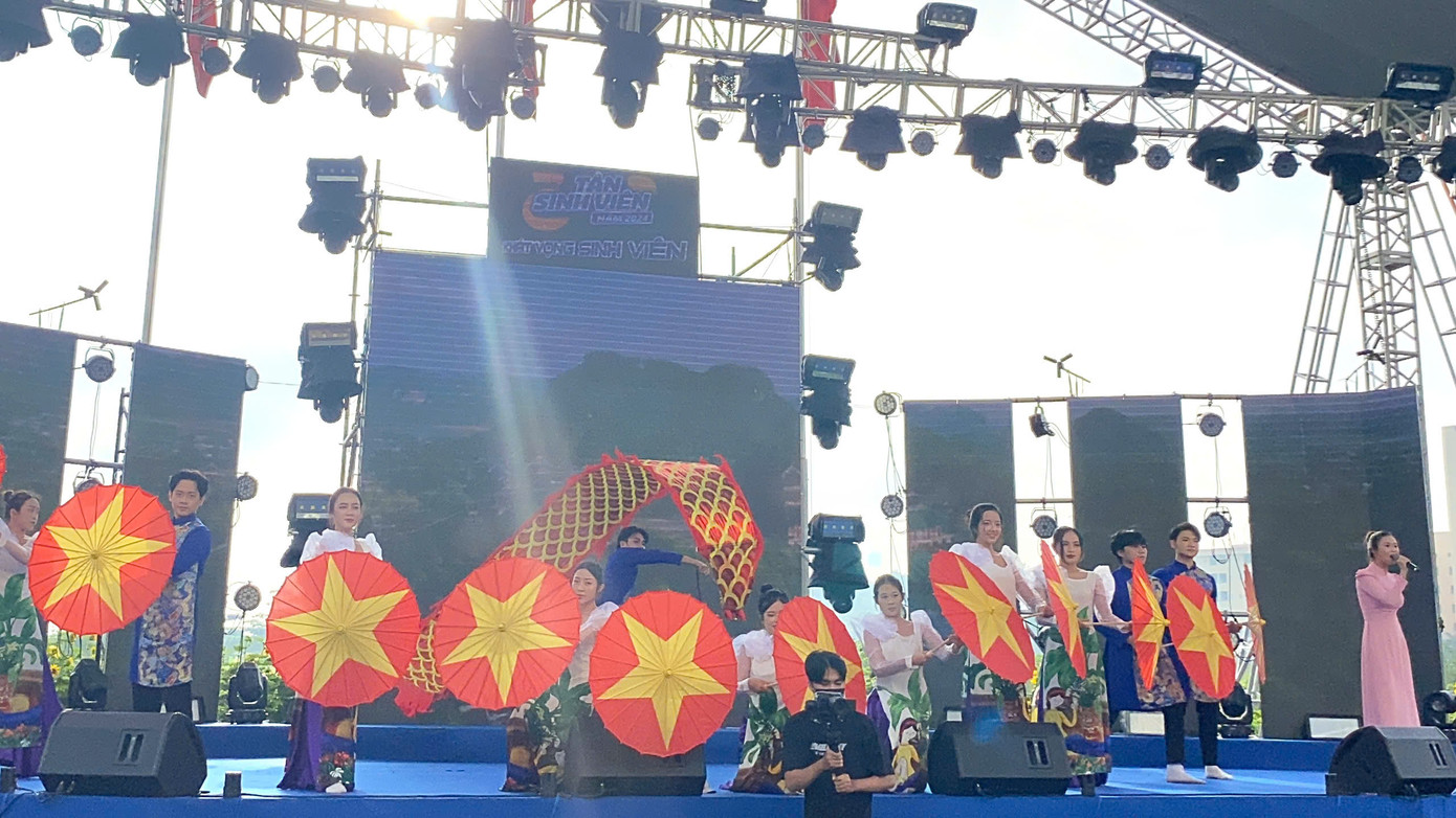 Tiết mục văn nghệ trước khi Lễ khai mạc chính thức bắt đầu. Tiết mục văn nghệ trước khi Lễ khai mạc chính thức bắt đầu.