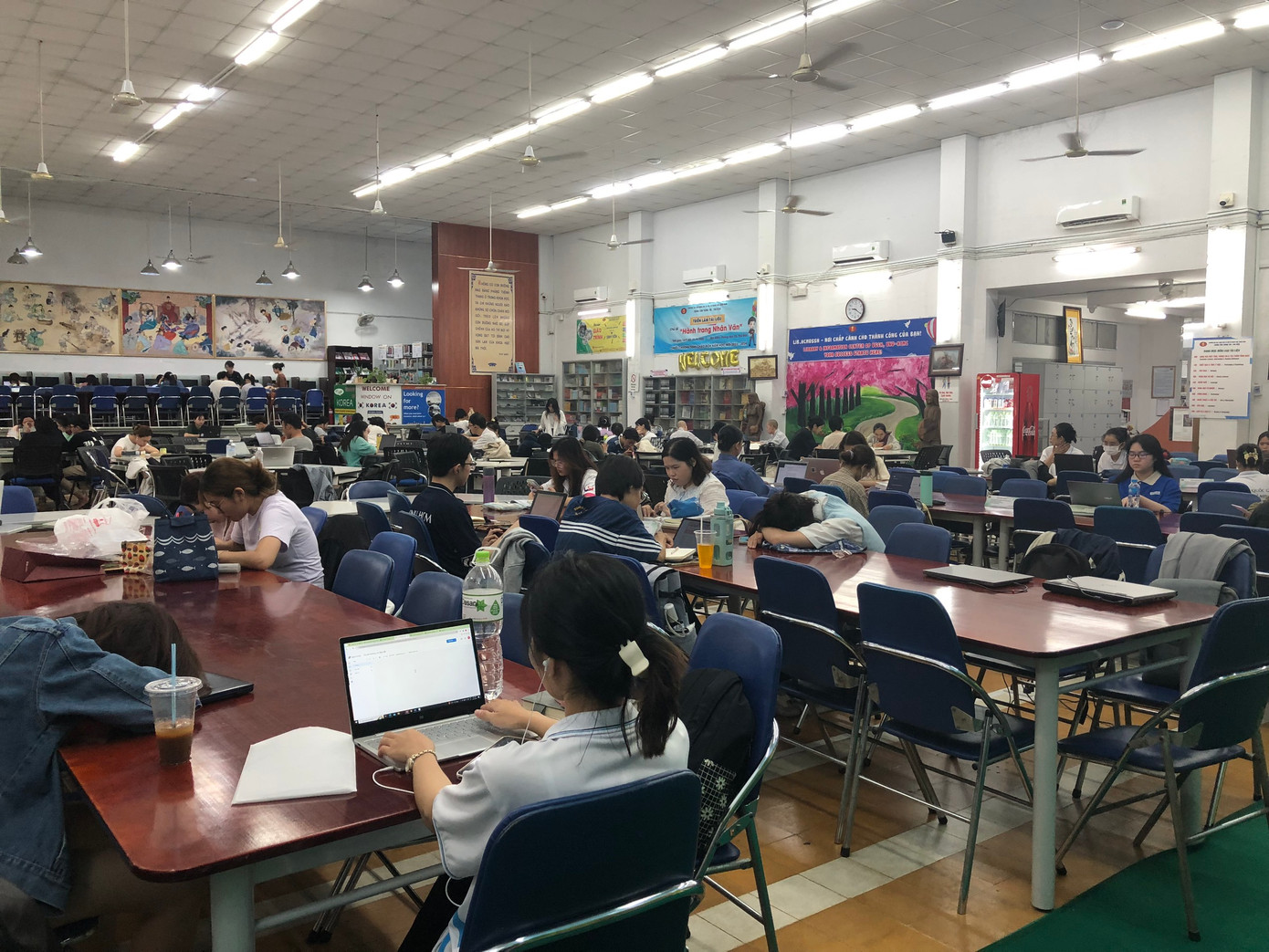 Sinh viên lựa chọn không gian thư viện để tránh nóng.