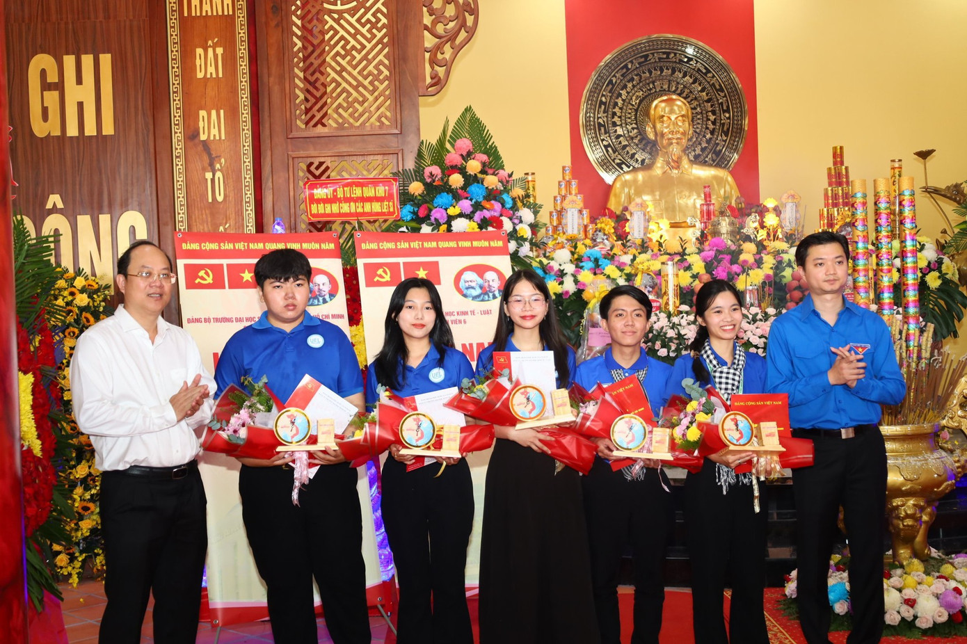 Anh Nguyễn Minh Triết - Bí thư T.Ư Đoàn, Chủ tịch T.Ư Hội Sinh viên Việt Nam (bìa phải) cùng lãnh đạo TP. HCM trao quyết định cho đảng viên sinh viên mới kết nạp tại TP. HCM.