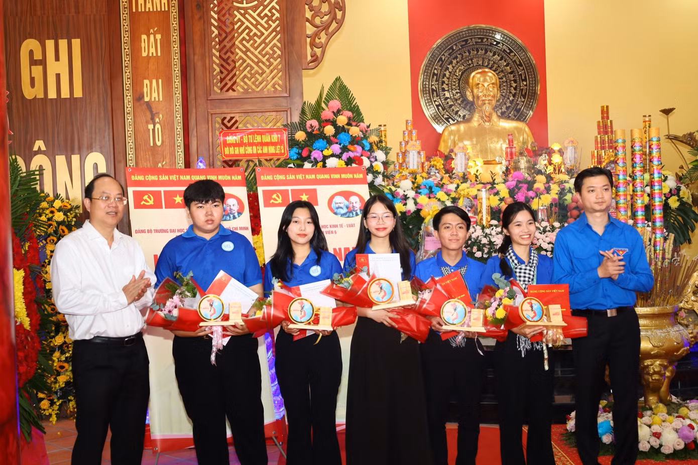 Anh Nguyễn Minh Triết - Bí thư T.Ư Đoàn, Chủ tịch T.Ư Hội Sinh viên Việt Nam (bìa phải) cùng lãnh đạo TP. HCM trao quyết định cho đảng viên sinh viên mới kết nạp tại TP. HCM.