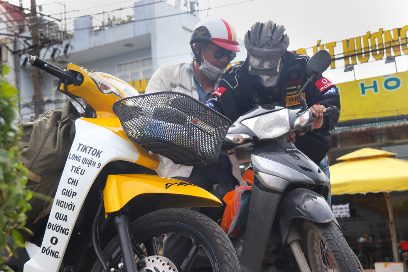 Sau vài phút nỗ lực đề máy, chiếc xe đã hoạt động trở lại. Chủ xe rối rít: “Cảm ơn anh, may mà gặp được anh”.