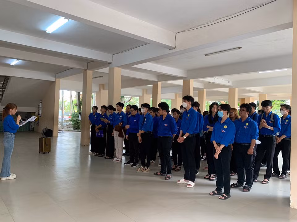 Các bạn sinh viên Liên Chi hội Sinh viên khoa Sư phạm (trường ĐH An Giang) ra quân Tháng Thanh niên.