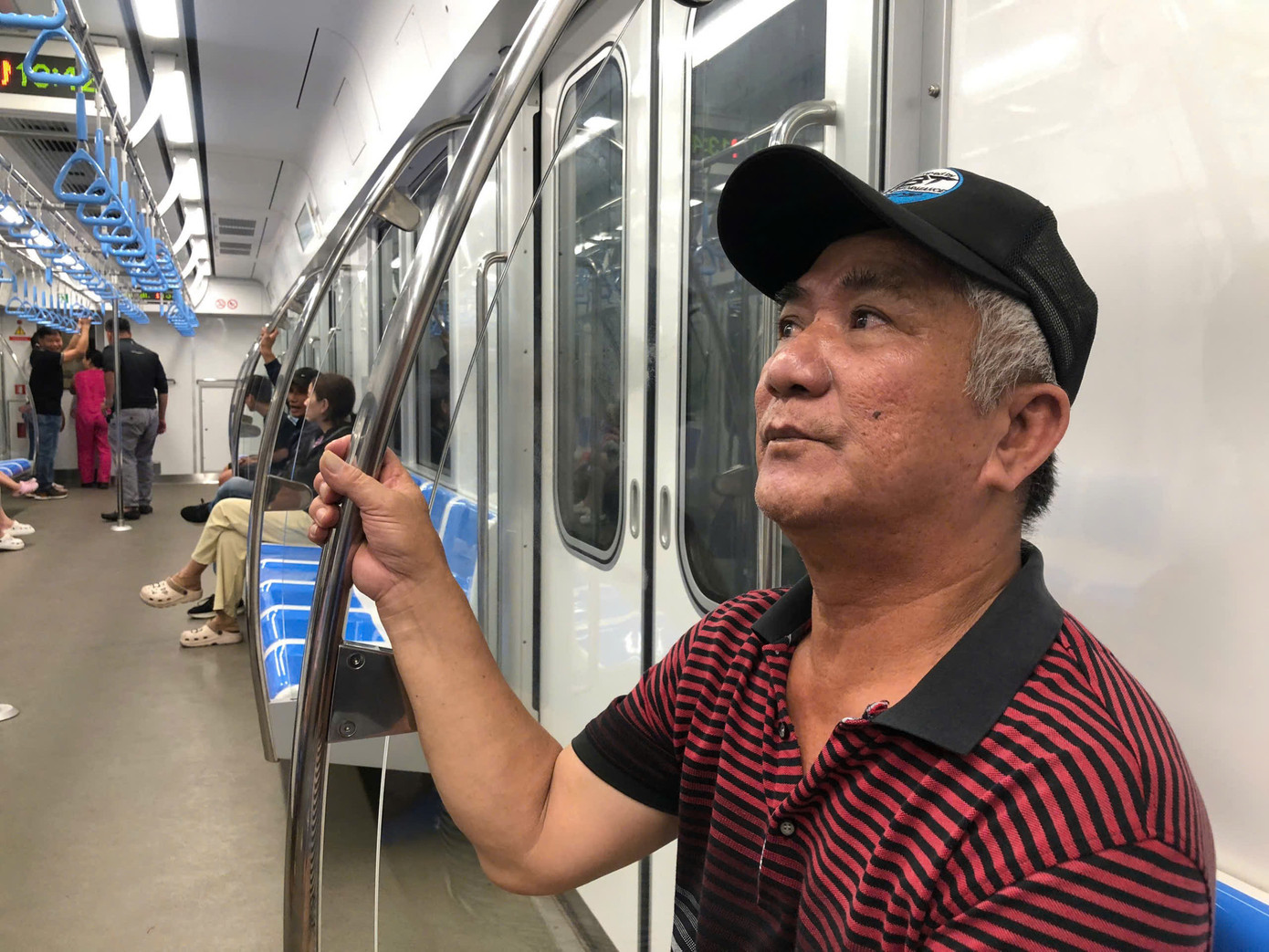 Hành khách trải nghiệm tuyến Metro số 1 trước khi tuyến này được vận hành thương mại vào ngày 22/12 tới đây.