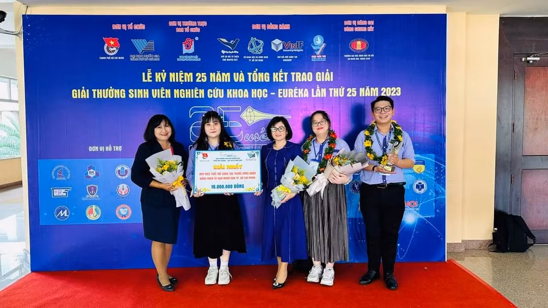 Đề tài "Nâng cao nhận thức về sức khỏe tâm thần" đoạt giải Nhất lĩnh vực Khoa học xã hội, Giải thưởng Sinh viên nghiên cứu khoa học Euréka, năm 2023. (Ảnh: NVCC)