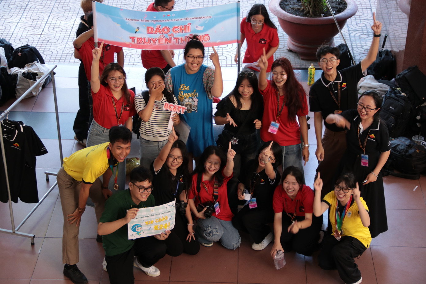 Tân sinh viên nhận được sự hỗ trợ, hướng dẫn từ các cộng tác viên, anh, chị đi trước. Tân sinh viên nhận được sự hỗ trợ, hướng dẫn từ các cộng tác viên, anh, chị đi trước.