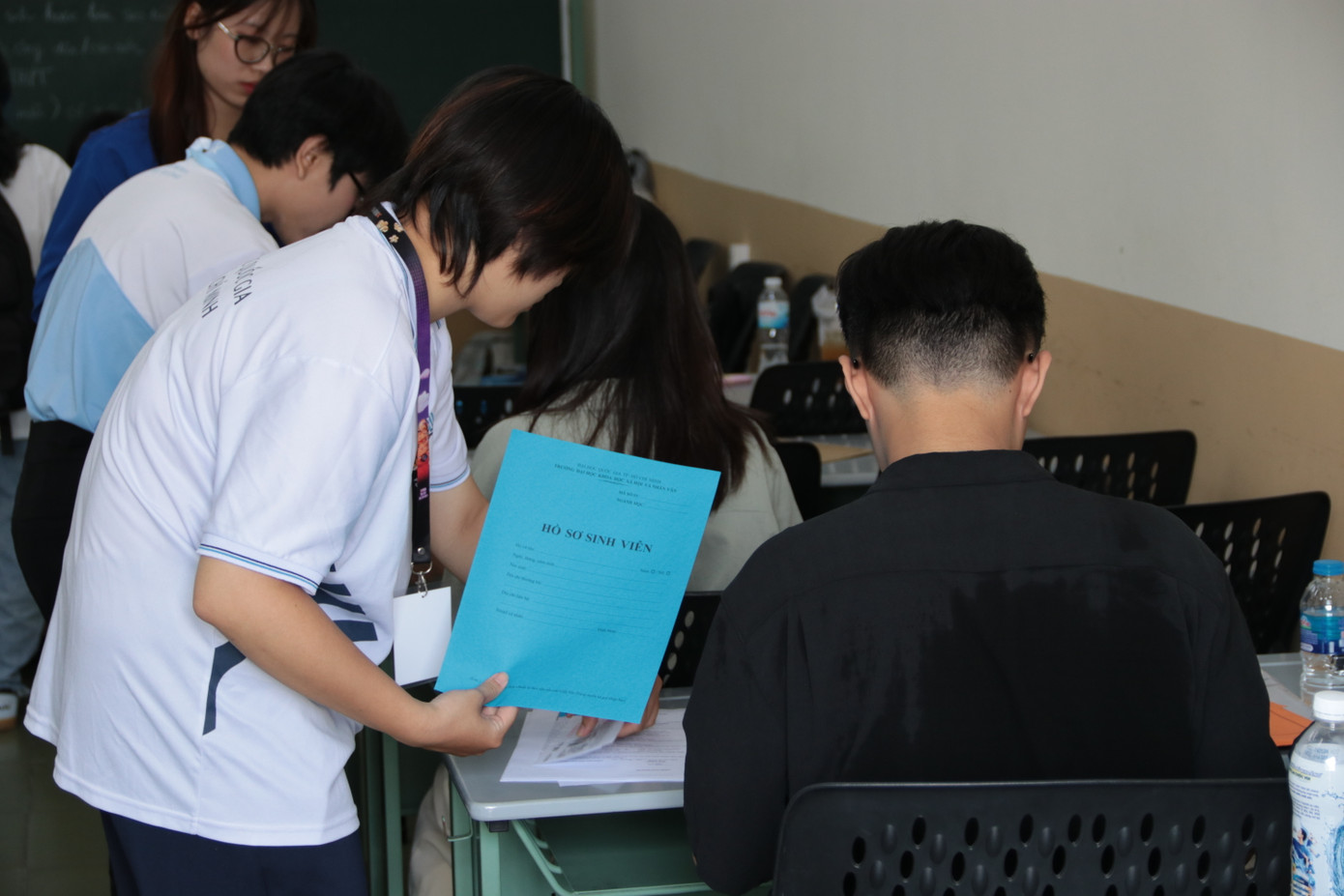 Tân sinh viên trường ĐH KHXH&NV (ĐHQG TP. HCM) thực hiện các thủ tục nhập học ngày 26/8. Tân sinh viên trường ĐH KHXH&NV (ĐHQG TP. HCM) thực hiện các thủ tục nhập học ngày 26/8.