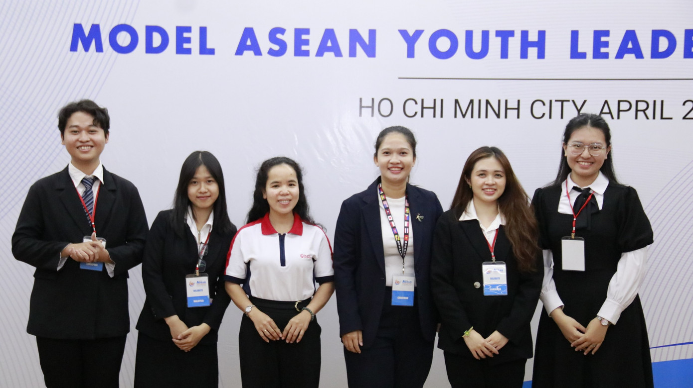 Tại cuộc thi, Minh Khôi (ngoài cùng, bên trái) có cơ hội được làm quen với nhiều bạn bè. (Ảnh: NVCC)