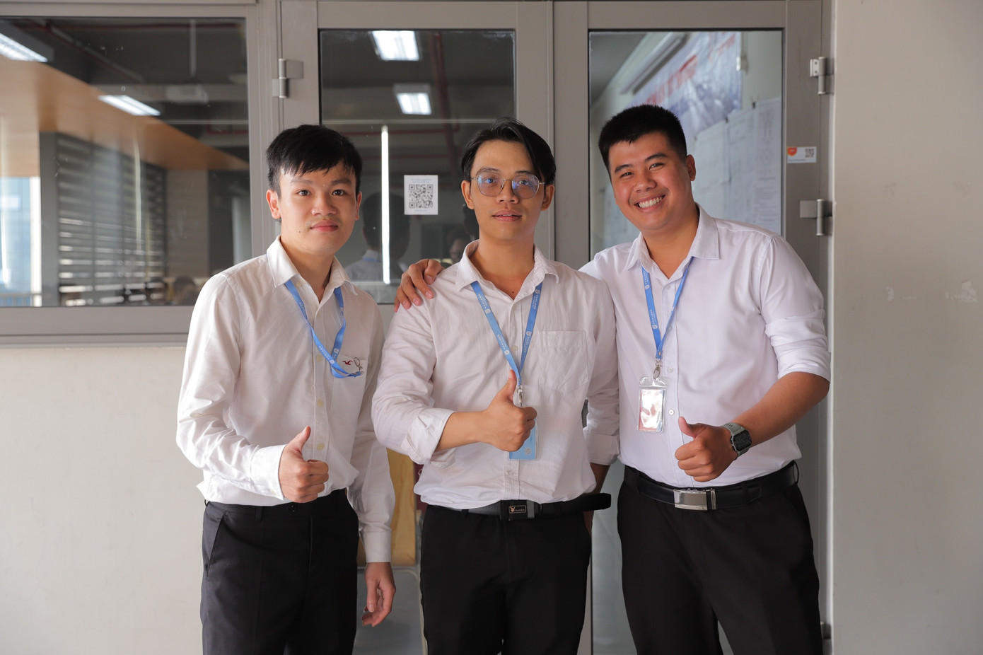 Đại Phát (ngoài cùng, bên phải) và Vũ Bảo (ở giữa) trên giảng đường.