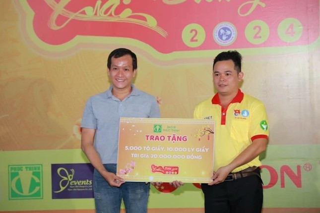 Trao tặng 5.000 tô giấy và 10.000 ly giấy đến chương trình 'Xuân biên giới' của Đội Công tác xã hội thanh niên TP. HCM.