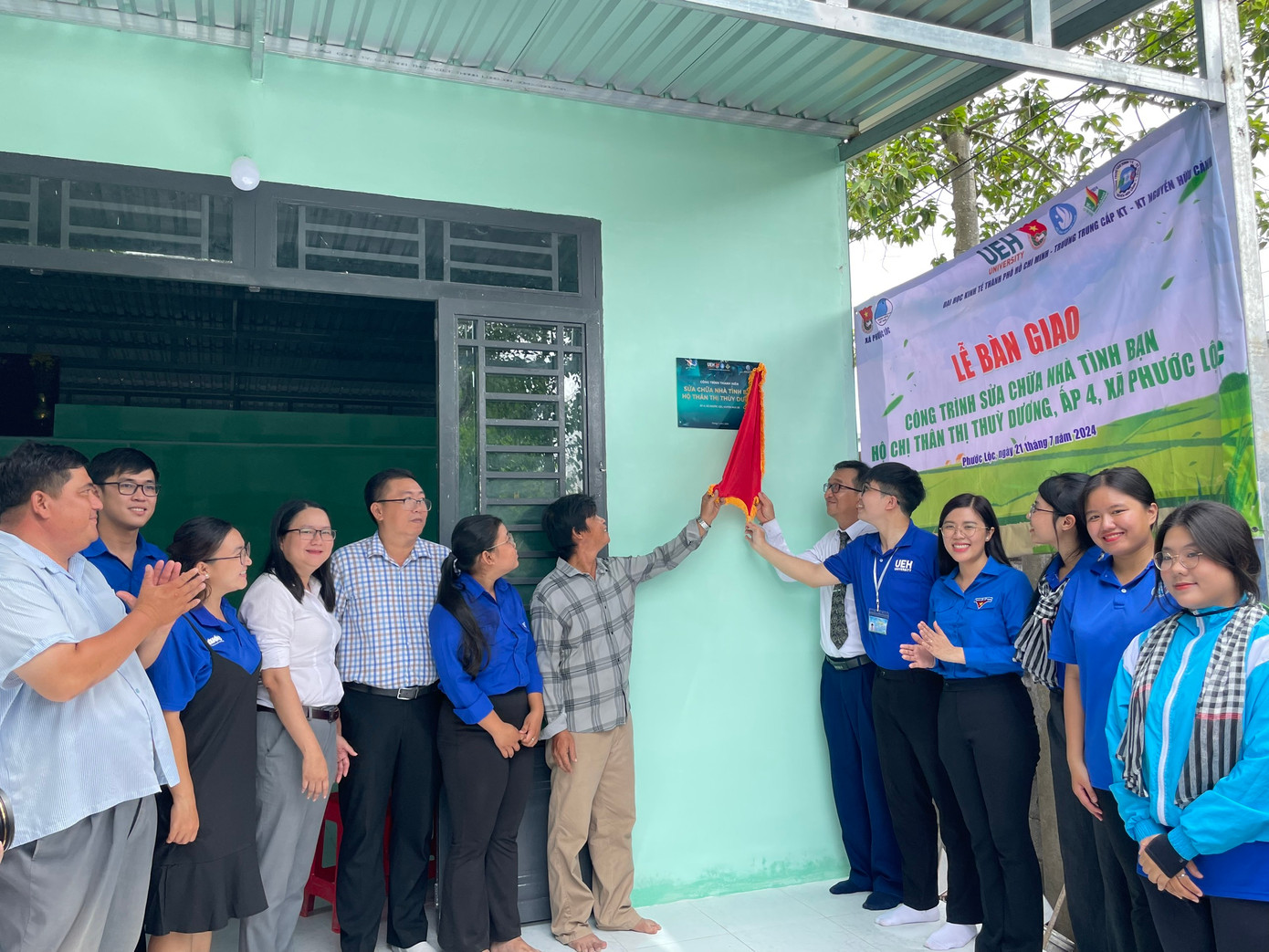 Bàn giao công trình Nhà tình bạn trên địa bàn huyện Nhà Bè. (Ảnh: Bảo Anh) Bàn giao công trình Nhà tình bạn trên địa bàn huyện Nhà Bè. (Ảnh: Bảo Anh)