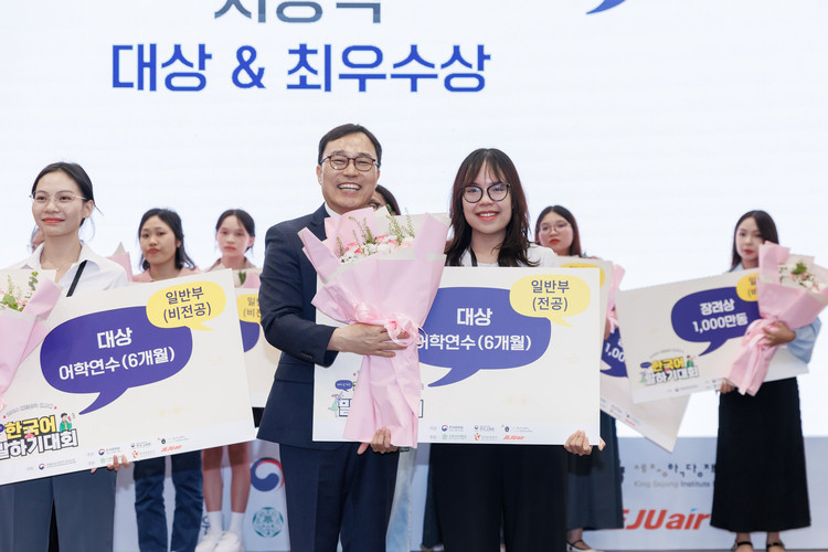 Thu Tâm chụp hình cùng Đại sứ Hàn Quốc Choi Young Sam. (Ảnh: NVCC) Thu Tâm chụp hình cùng Đại sứ Hàn Quốc Choi Young Sam. (Ảnh: NVCC)