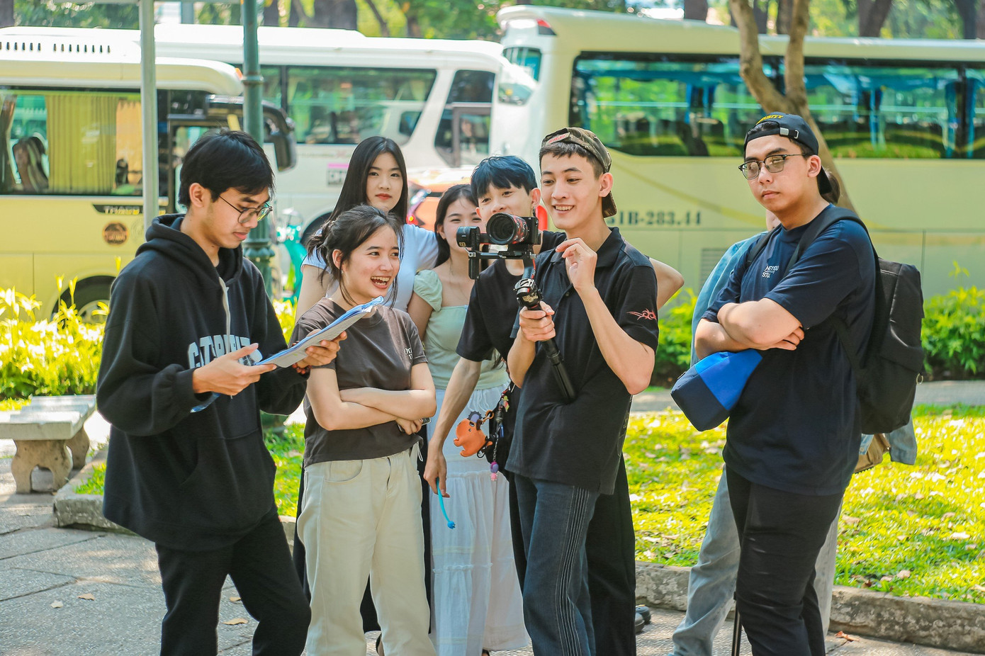 Nhóm sinh viên lớp Văn học ứng dụng MMC305 (trường ĐH Văn Hiến) miệt mài thực hành sản xuất phim ngắn cuối kỳ.