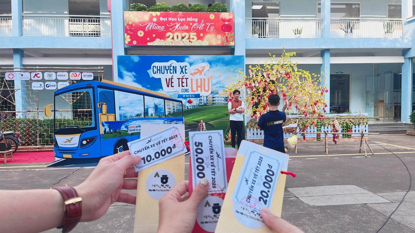 Các hoạt động gây quỹ đã được trường ĐH Lạc Hồng tổ chức nhằm tặng thêm quà Tết cho sinh viên về quê.