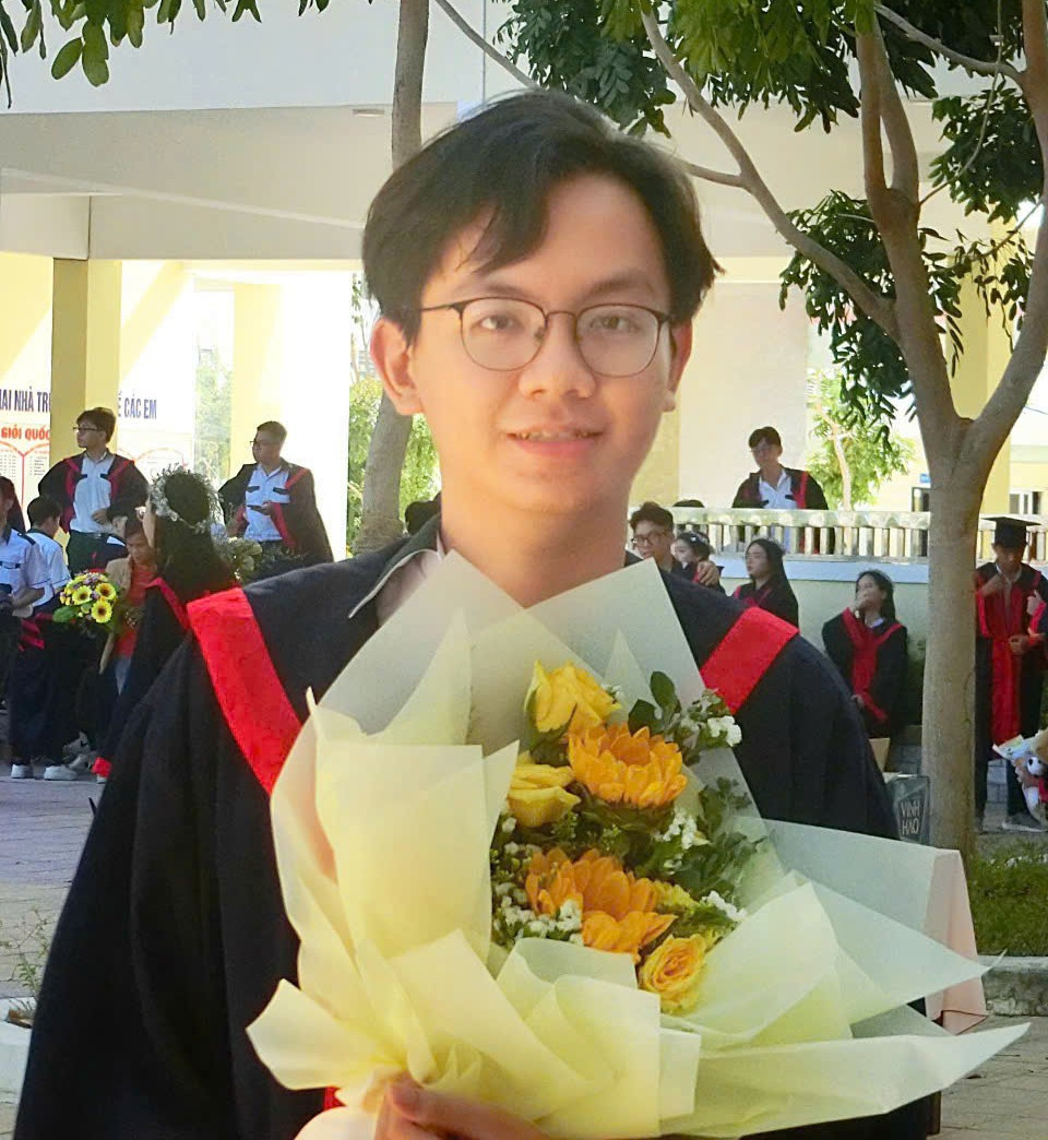 Nguyễn Trần Lê Tâm - Thủ khoa Kỳ thi Đánh giá năng lực năm 2024, với 1.102 điểm. Nguyễn Trần Lê Tâm - Thủ khoa Kỳ thi Đánh giá năng lực năm 2024, với 1.102 điểm.