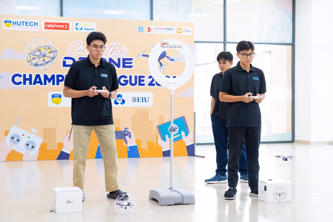 Các đội điều khiển Drone của mình vượt qua đối thủ, chạy vào “khung thành” hình tròn nhanh nhất để ghi điểm.